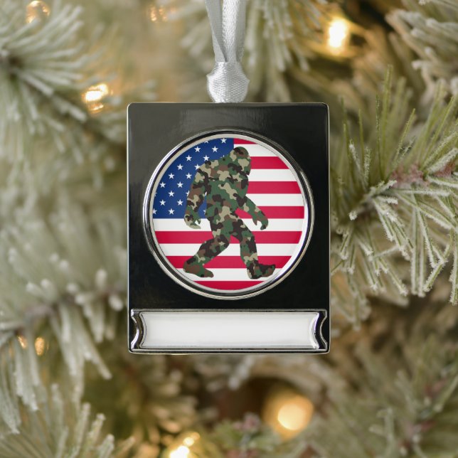 Adorno Con Rótulo Plateado Bigfoot Sasquatch Camo (Árbol)