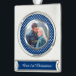 Adorno Con Rótulo Plateado Blue First Christmas Silver Heart<br><div class="desc">En este elegante adorno navideño, tu propia fotografía ocupa el centro del escenario dentro de un brillante marco plateado, que se coloca sobre un fondo azul brillante decorado con un patrón de corazón plateado. El texto de su personalizado está en plata pálida en un cartel azul que coincide. Hermoso por...</div>