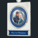 Adorno Con Rótulo Plateado Blue First Christmas Silver Heart<br><div class="desc">En este elegante adorno navideño, tu propia fotografía ocupa el centro del escenario dentro de un brillante marco plateado, que se coloca sobre un fondo azul brillante decorado con un patrón de corazón plateado. El texto de su personalizado está en plata pálida en un cartel azul que coincide. Hermoso por...</div>