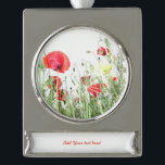 Adorno Con Rótulo Plateado Campo de adormidera Flores de la naturaleza<br><div class="desc">Campos de adormidera flores Sol Naturaleza florece Corazón flores Flores suaves en primavera o principios del verano</div>