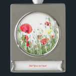 Adorno Con Rótulo Plateado Campo de adormidera Flores de la naturaleza<br><div class="desc">Campos de adormidera flores Sol Naturaleza florece Corazón flores Flores suaves en primavera o principios del verano</div>