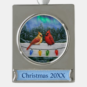 Adorno Con Rótulo Plateado Cardenales y Navidades iluminan la nieve de invier