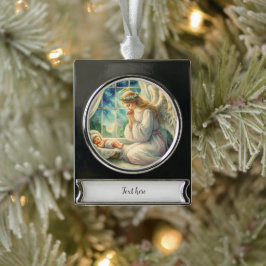 Adorno Con Rótulo Plateado El ángel de la guarda reza junto a la cuna del beb