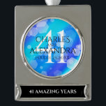 Adorno Con Rótulo Plateado Elegante 41° Aniversario del Boda de Topaz Azul<br><div class="desc">¡Celebremos el 41º aniversario del boda de topaz azul con este adorno conmemorativo de pancartas! Las elegantes letras en blanco y negro con confeti hexagonal sobre un fondo azul ceruleño añaden un toque memorable a esta ocasión especial y un hito extraordinario. Personaliza con los nombres de la pareja, fechas de...</div>