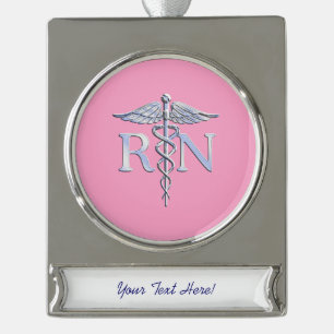 Adorno Con Rótulo Plateado Enfermera inscrita RN Caduceus en rosa pastel