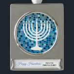 Adorno Con Rótulo Plateado Feliz Hanukkah Menorah Ornamento del Mosaico Azul<br><div class="desc">Envíen un adorno Feliz Hanukkah a todos sus amigos y seres queridos. Añade tu nombre a este hermoso adorno de keepsake con la rama 9 de Menorah (Chanukiah) sobre un fondo de mosaico azul.</div>
