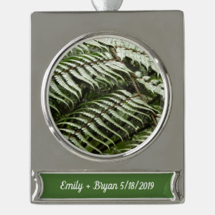 Adorno Con Rótulo Plateado Fern Fronds II Naturaleza verde oscura