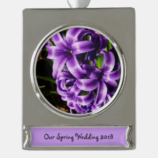 Adorno Con Rótulo Plateado Floral de primavera azul Hyacinin II