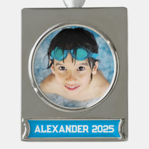 Adorno Con Rótulo Plateado Foto de Piscina Azul Claro