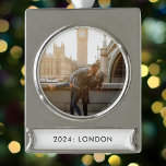Adorno Con Rótulo Plateado Foto de viaje anual<br><div class="desc">Captura tus aventuras anuales con nuestros Navidades elegantes y modernos o con adornos vacacionales, disponibles en oro o plata. Este ornamento personalizado cuenta con una foto en círculo y un texto de estilo banner debajo, perfecto para entrar en el año y la ubicación de su destino anual de vacaciones. Diseñado...</div>