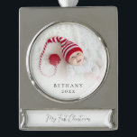 Adorno Con Rótulo Plateado Foto personalizado Nombre superpuesto bebé Primera<br><div class="desc">Personalizado Foto Superposición Nombre bebé Primera Navidad. Especialmente para conmemorar a los primeros Navidades de tu bebé y un gran placer para las masas de Navidad por venir! Personalice fácilmente el texto y simplemente reemplace la imagen de ejemplo con la suya propia.</div>