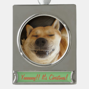 Adorno Con Rótulo Plateado gracioso akita lindo perro sonriendo a navidades