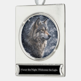Adorno Con Rótulo Plateado Hermoso Lobo en la Nieve Solsticio de Invierno