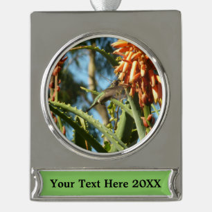 Adorno Con Rótulo Plateado Hummingbird de color negro en vuelo