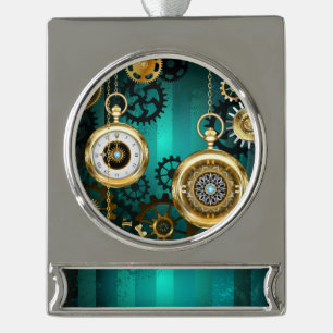 Adorno Con Rótulo Plateado Joyería Steampunk Reloj en un fondo verde