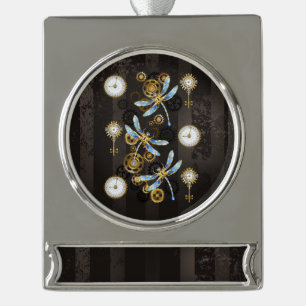 Adorno Con Rótulo Plateado Libélulas Steampunk sobre fondo marrón rayado