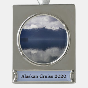 Adorno Con Rótulo Plateado Mar de Alaska brumoso en tonos azules
