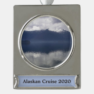 Adorno Con Rótulo Plateado Mar de Alaska en tonos azules
