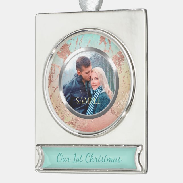 Adorno Con Rótulo Plateado Marble Metálico Rosa Oro Primera Navidad (Izquierda)