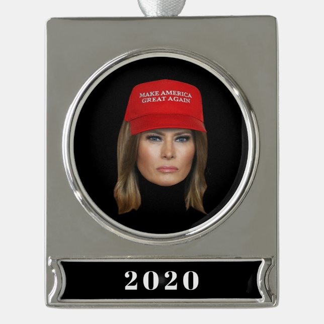 Adorno Con Rótulo Plateado Navidades de Melania Trump MAGA (Anverso)