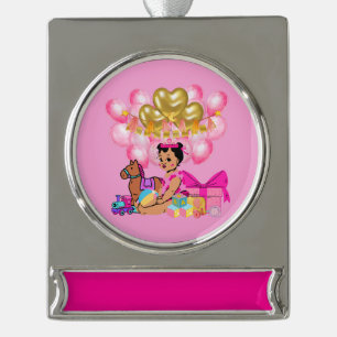 Adorno Con Rótulo Plateado Niña bebé de rosa