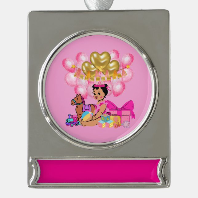 Adorno Con Rótulo Plateado Niña bebé de rosa (Anverso)