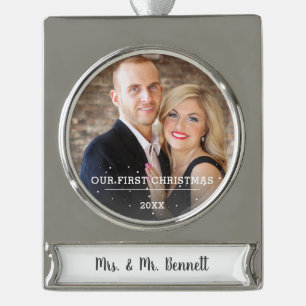 Adorno Con Rótulo Plateado Nuestra primera Navidad, señora y señor primero fo
