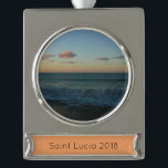 Adorno Con Rótulo Plateado Olas estrelladas en el paisaje de Sunset Beach<br><div class="desc">Encontré esta foto de bonito de nuestro viaje de aniversario a Santa Lucía cuando estaba mirando a través de nuestra carpeta de fotos. Esta foto muestra olas estrellándose en la playa al atardecer. Busca más fotos de la puesta de sol de Santa Lucía en nuestra tienda. Esta imagen también se...</div>