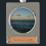 Adorno Con Rótulo Plateado Olas estrelladas en el paisaje de Sunset Beach<br><div class="desc">Encontré esta foto de bonito de nuestro viaje de aniversario a Santa Lucía cuando estaba mirando a través de nuestra carpeta de fotos. Esta foto muestra olas estrellándose en la playa al atardecer. Busca más fotos de la puesta de sol de Santa Lucía en nuestra tienda. Esta imagen también se...</div>