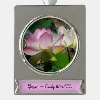 Adorno Con Rótulo Plateado Pareja de flores de Lotus I