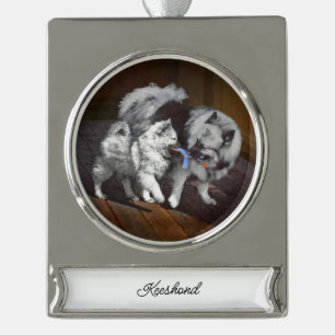 Adorno Con Rótulo Plateado Pintado Keeshond Playtime - Arte Perro Original.