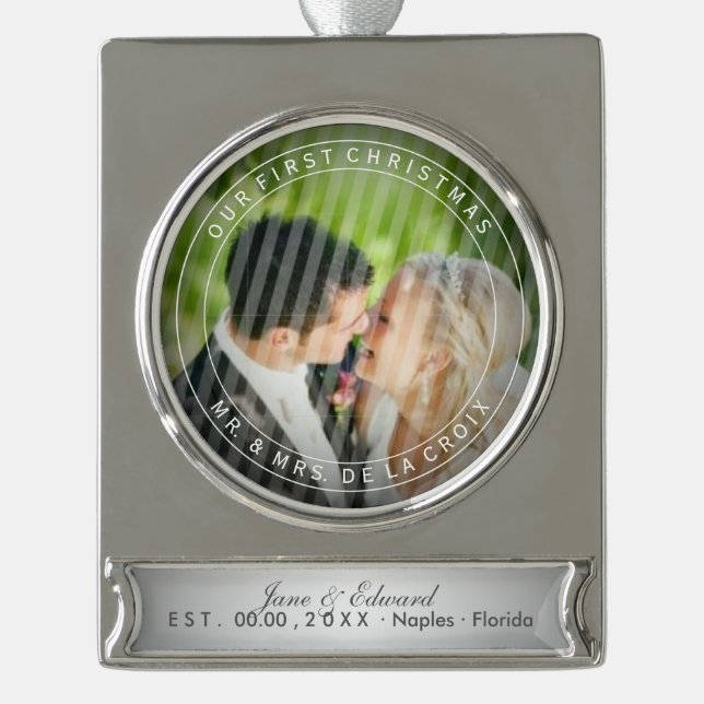 Adorno Con Rótulo Plateado PixDezines Sr. y Sra. Primer Boda de Navidad (Anverso)