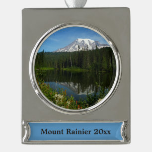 Adorno Con Rótulo Plateado Reflejo del lago del Monte Rainier con flores silv