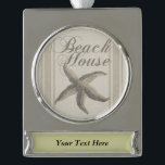 Adorno Con Rótulo Plateado Starfish Beach House Seashore Coastre<br><div class="desc">Esta casa de playa con estrellas de mar - La imagen de la estrella de mar tiene un fondo de arena marrón, con un patrón que parece lienzo. Es perfecto para la casa de la playa, y te anima en verano. La decoración de las casas de playa debería ser más...</div>