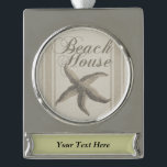 Adorno Con Rótulo Plateado Starfish Beach House Seashore Coastre<br><div class="desc">Esta casa de playa con estrellas de mar - La imagen de la estrella de mar tiene un fondo de arena marrón, con un patrón que parece lienzo. Es perfecto para la casa de la playa, y te anima en verano. La decoración de las casas de playa debería ser más...</div>