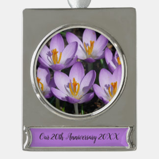 Adorno Con Rótulo Plateado Sunny Purple Crocuses