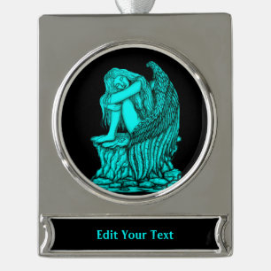 Adorno Con Rótulo Plateado Un ángel dormido en la piedra