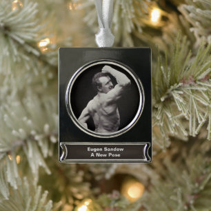 Adorno Con Rótulo Plateado Una nueva postura de los hombres fuertes: la const