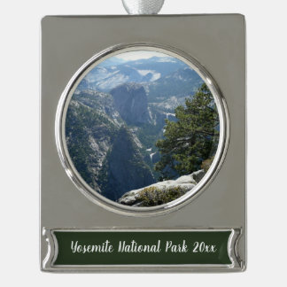 Adorno Con Rótulo Plateado Vista de Yosemite Mountain en el Parque Nacional Y