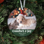 Adorno Confort y alegría de los Navidades modernos<br><div class="desc">Presentamos nuestro "Comfort & Joy Photo and Name Modern Navidades Dark Green Ornament", un sofisticado y personalizado regalo de vacaciones para amigos, familia, compañeros de trabajo e incluso sus preciados mascotas. Este elegante ornamento cuenta con un diseño contemporáneo adornado con el reconfortante mensaje de "Confort y Alegría". Lo que lo...</div>