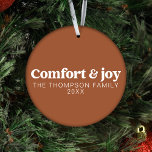 Adorno Confort y alegría para los Navidades modernos y se<br><div class="desc">Nuestro "Confort & Alegría" Moderno y Simple Terracota Christmas Ornament - un versátil e impresionante agregado a su decoración de vacaciones. Diseñado con materiales a prueba de fuego, este adorno combina tendencias modernas con la alegría eterna de la temporada de vacaciones. Tienes la libertad creativa de personalizar este adorno con...</div>