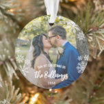 Adorno Copos de Nieve Primera Navidad Como Apellido Casad<br><div class="desc">Copo de nieve temática la primera Navidad como adorno casado con tu apellido en un guión de pincel encantador, personalizado con tus fotos de bodas. Primera Navidad como ornamento casado para recién casados personalizado con una foto a cada lado, su apellido en un guión de pincel blanco superpuesto con muchos...</div>