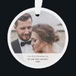 Adorno Corta primera Boda navideña foto Keepsake<br><div class="desc">Ornamento moderno de fotos del día de la boda para sus invitados que se presentaron para apoyar y celebrar su gran día con usted. Añade fácilmente tu foto favorita y un mensaje personalizado si es necesario usando nuestra "Herramienta de diseño"</div>