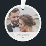 Adorno Corta primera Boda navideña foto Keepsake<br><div class="desc">Ornamento moderno de fotos del día de la boda para sus invitados que se presentaron para apoyar y celebrar su gran día con usted. Añade fácilmente tu foto favorita y un mensaje personalizado si es necesario usando nuestra "Herramienta de diseño"</div>