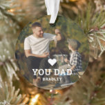 Adorno Cortar el amor al corazón por tus nombres de fotos<br><div class="desc">Cute HEART LOVE YOU DAD Photo Names Ornaments incluye tu foto favorita con el texto "(corazón de amor) you Dad" en un alfabeto blanco moderno con tus nombres a continuación. Personalice editando el texto en el cuadro de texto proporcionado y agregando su propia imagen. Perfecto para Navidades, cumpleaños y regalos...</div>
