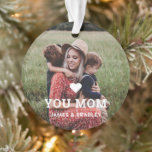 Adorno Corto corazón te ama la foto del Día de la Madre<br><div class="desc">Cute Heart Love You Mom's Day Photo Christmas Ornament incluye tu foto favorita con el texto "(corazón de amor) you Mom" en un moderno guión en blanco con tus nombres a continuación. Personalice editando el texto en el cuadro de texto proporcionado y agregando su propia imagen. Diseñado por ©Evco Studio...</div>
