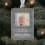 Adorno Cualquier texto foto de bebé gris ruidosos Faux Wo<br><div class="desc">Celebre las simples alegrías de su nuevo miembro de la familia con este elegante adorno metalizado rectangular de fotos personalizados. El diseño neutro de género es adecuado para un niño o chica de recién nacido. La redacción y la imagen de esta plantilla son fáciles de personalizar. (CONSEJO DE DISEÑO DE...</div>