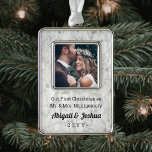Adorno Cualquier texto recién casados Foto Faux Marble Fi<br><div class="desc">Celebrar una feliz primera festividad como pareja casada con una foto personalizado "Nuestra primera Navidad como señor. y la señora", adorno metalizado rectangular de mármol falso. La imagen y todo el texto de esta plantilla son fáciles de personalizar. (CONSEJO DE DISEÑO DE IMÁGENES: para centrar la foto exactamente como quieras,...</div>