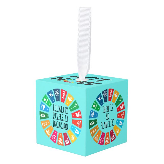 Adorno cúbico (Anverso en perspectiva)