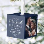 Adorno Cúbico 3.ᵉʳ Navidades casados, recién casados, azul<br><div class="desc">Celebrar una alegre primera festividad como recién casados con un collage de fotos de 3 personalizados "Nuestros primeros Navidades casados" adorno de cubo azul marino y blanco. Todos los textos e imágenes de esta plantilla son fáciles de personalizar. (IMAGEN PLACEMENT TIP: Una manera fácil de centrar una foto exactamente como...</div>